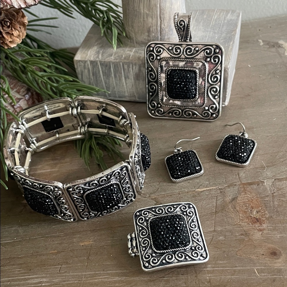 Elegant Black and Silver Jewelry Set